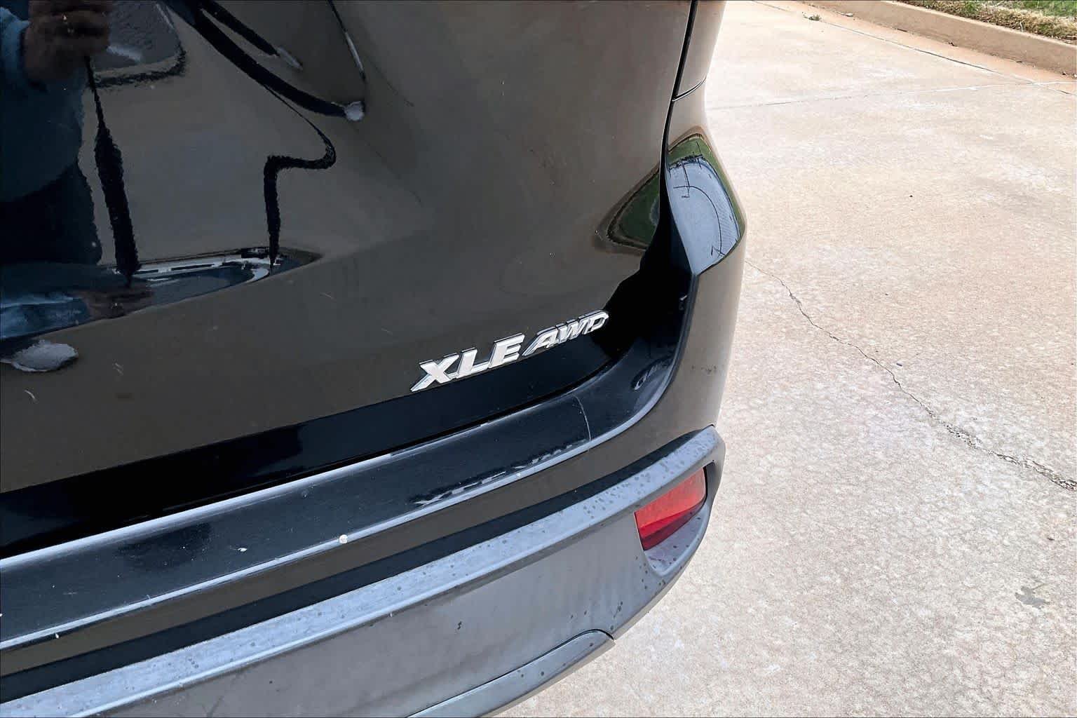 Used 2015 Attitude Black Metallic Toyota XLE image 10