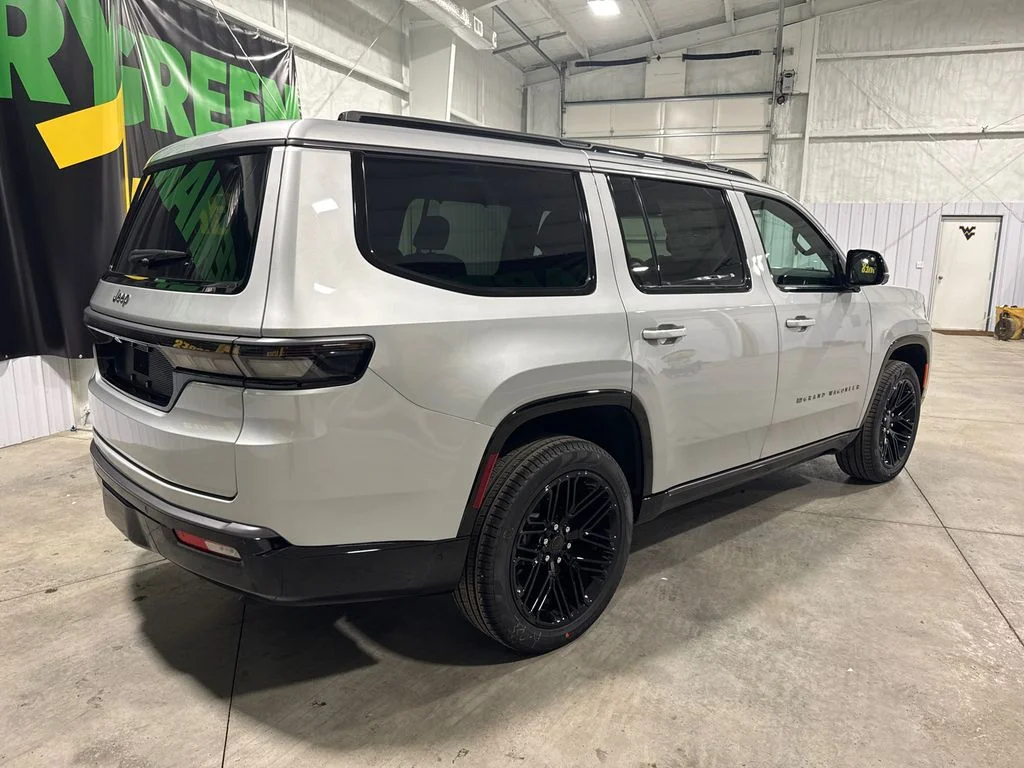 New 2026 Silver-Zynith Exterior Paint Jeep Limited Reserve image 6