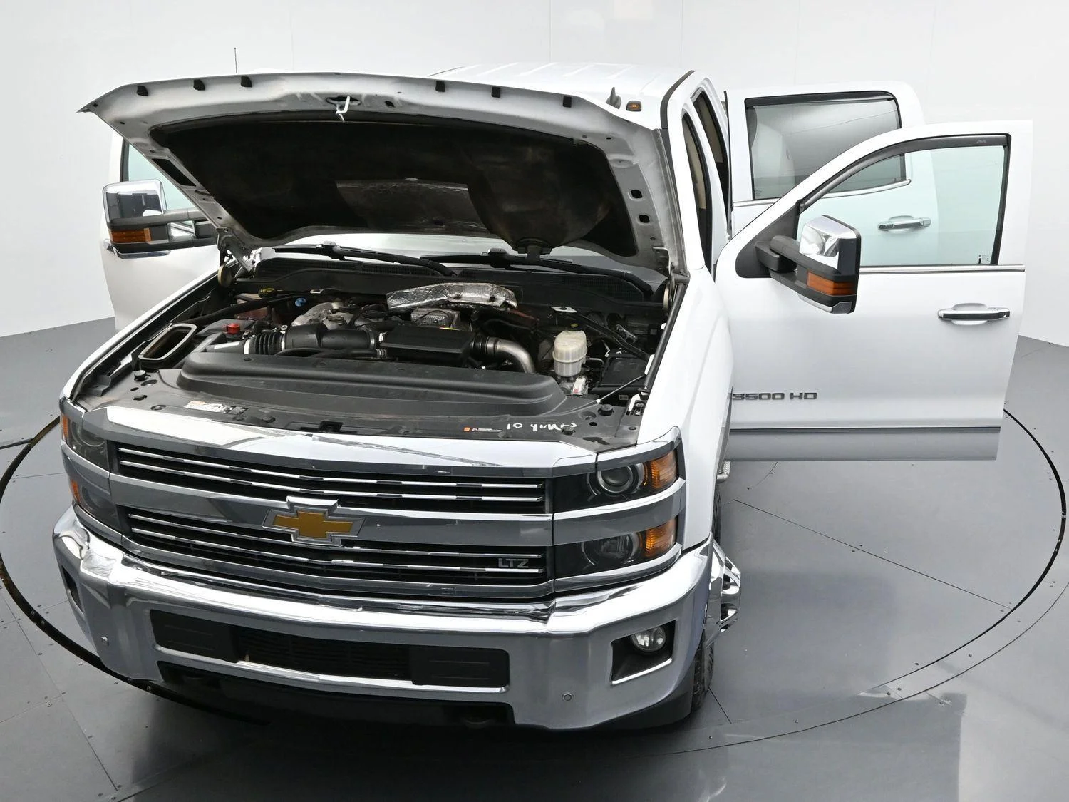 Used 2018 SUMMIT WHITE Chevrolet LTZ image 40