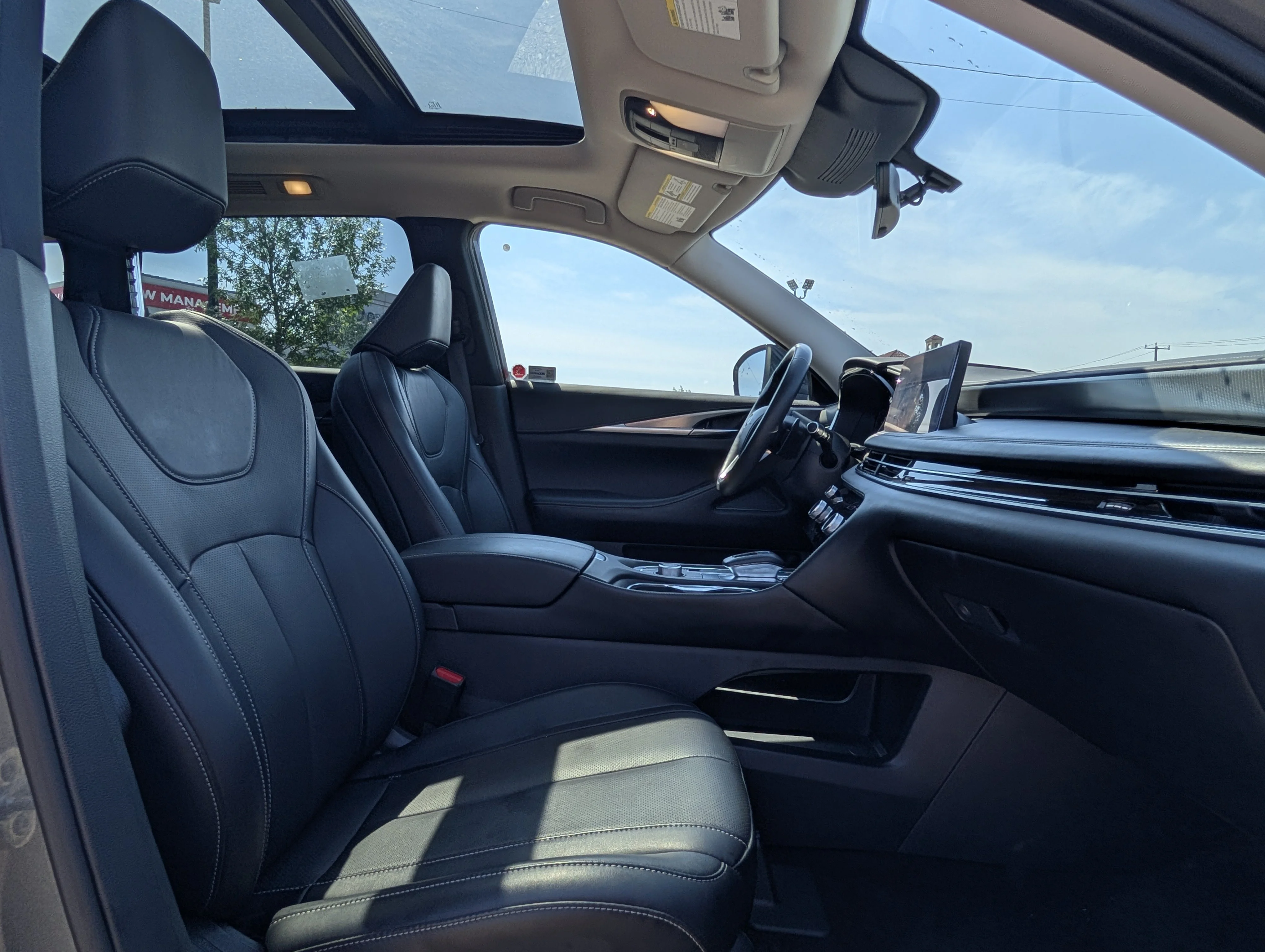 Used 2024 Glacier White INFINITI LUXE image 22