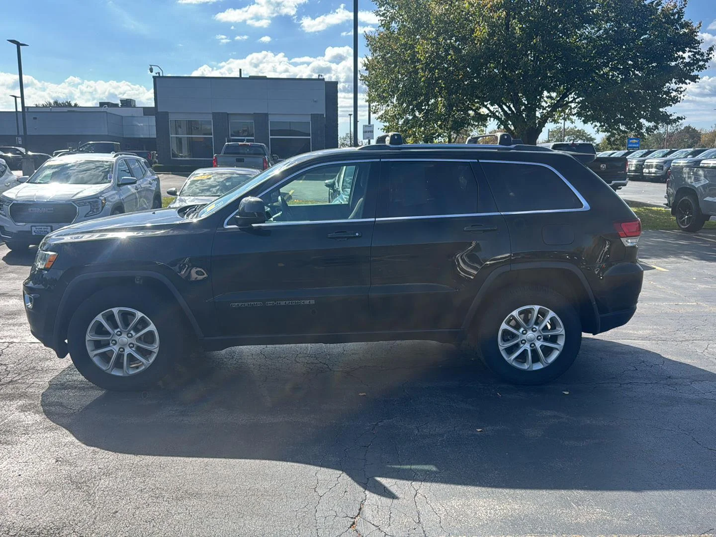 Used 2021 Diamond Black Crystal Pearlcoat Jeep Laredo E image 6