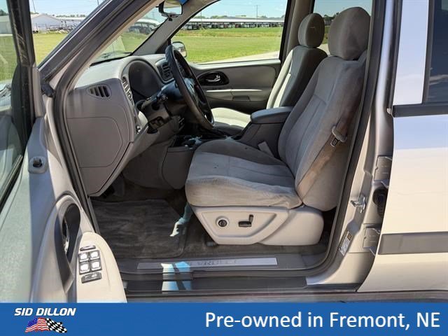 Used 2005 Silverstone Metallic Chevrolet LS image 4