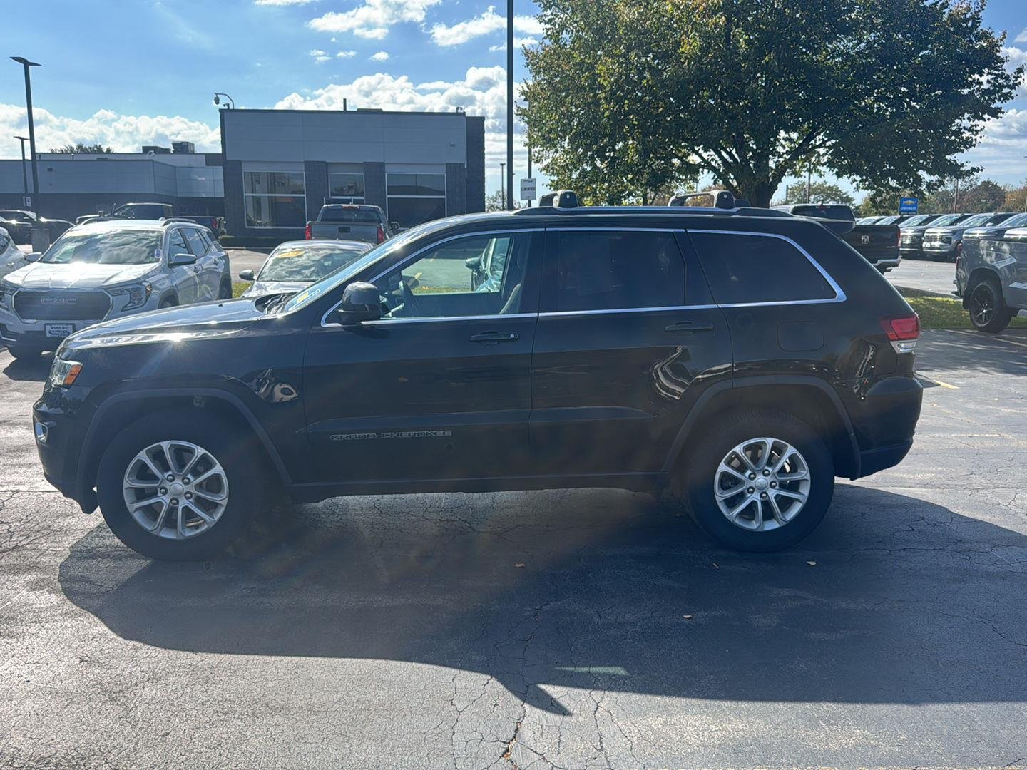 Used 2021 Diamond Black Crystal Pearlcoat Jeep Laredo E image 6