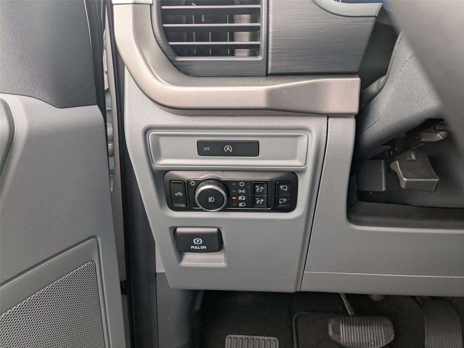 New 2025 Oxford White Ford XLT image 16