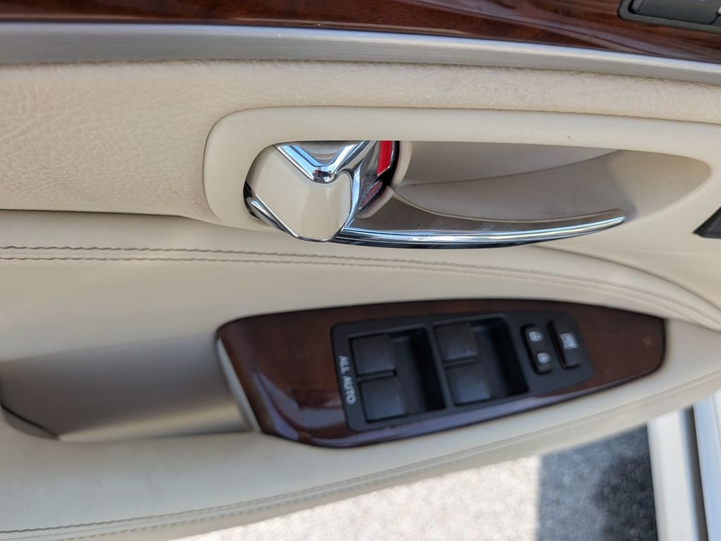 Used 2013  Lexus 460 image 9