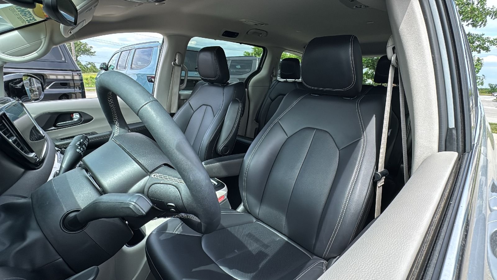 Used 2024 Silver Chrysler Touring L image 17