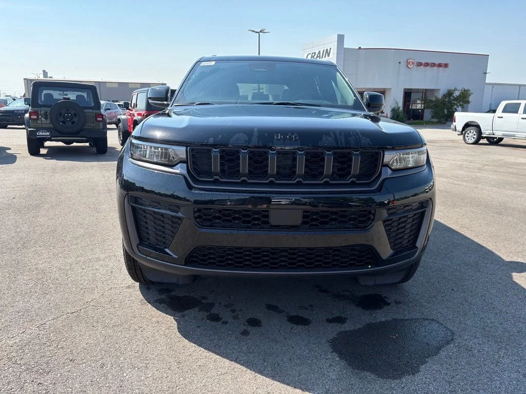New 2026 Diamond Black Crystal Pearl-Coat Exterior Paint Jeep Altitude image 2