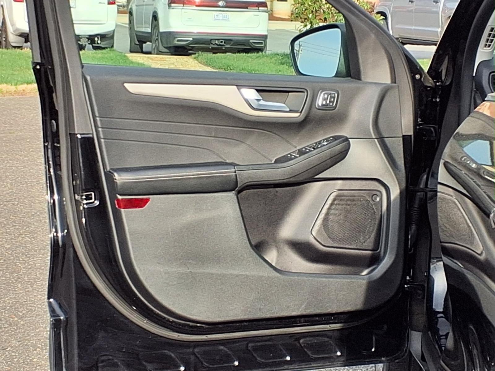 Used 2022 Agate Black Metallic Ford SEL Plug-In Hybrid image 29