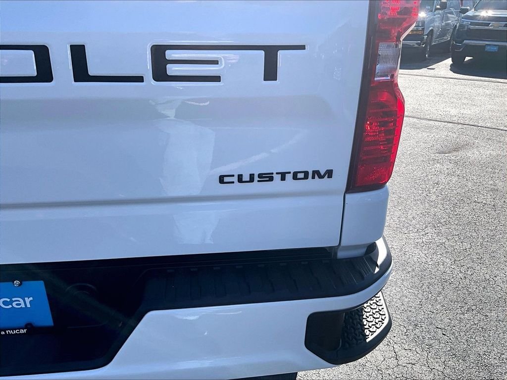 Used 2023 White Chevrolet Custom image 29
