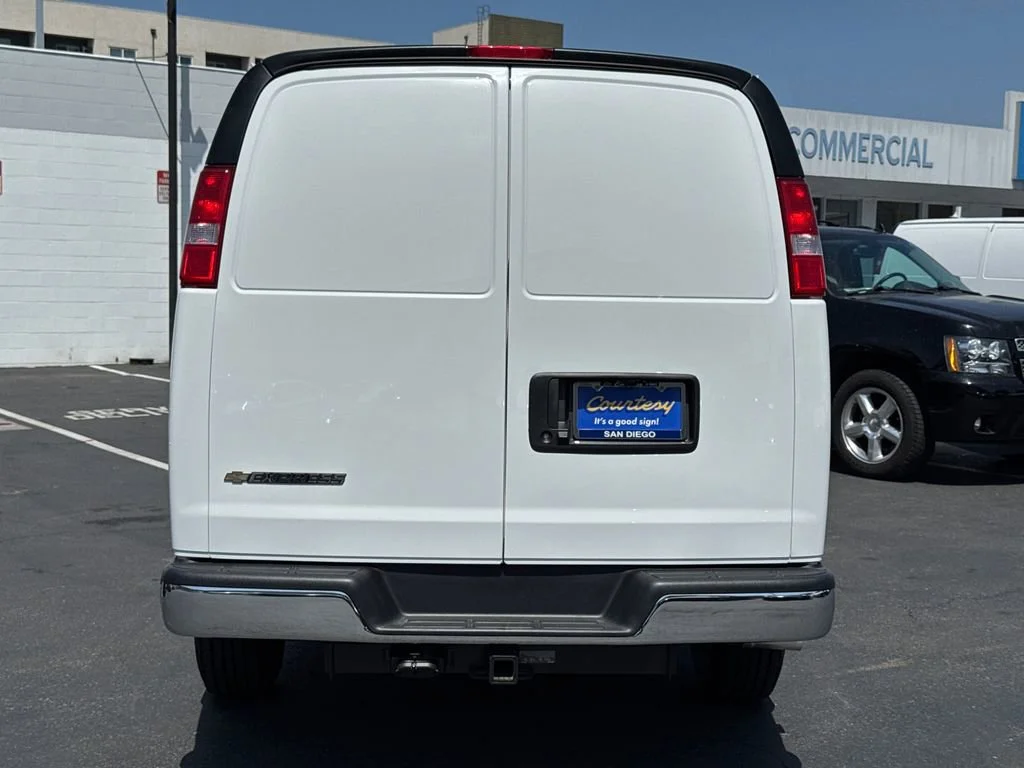 New 2026 Summit White Chevrolet WT image 5
