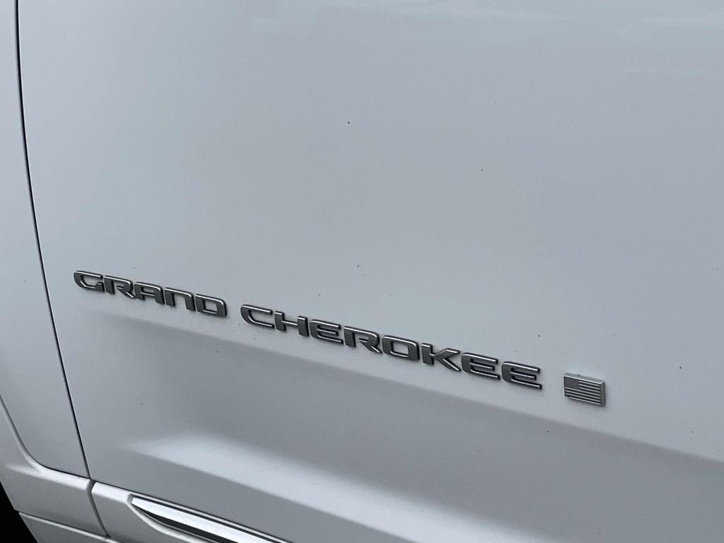 Used 2023 White Jeep Summit image 9
