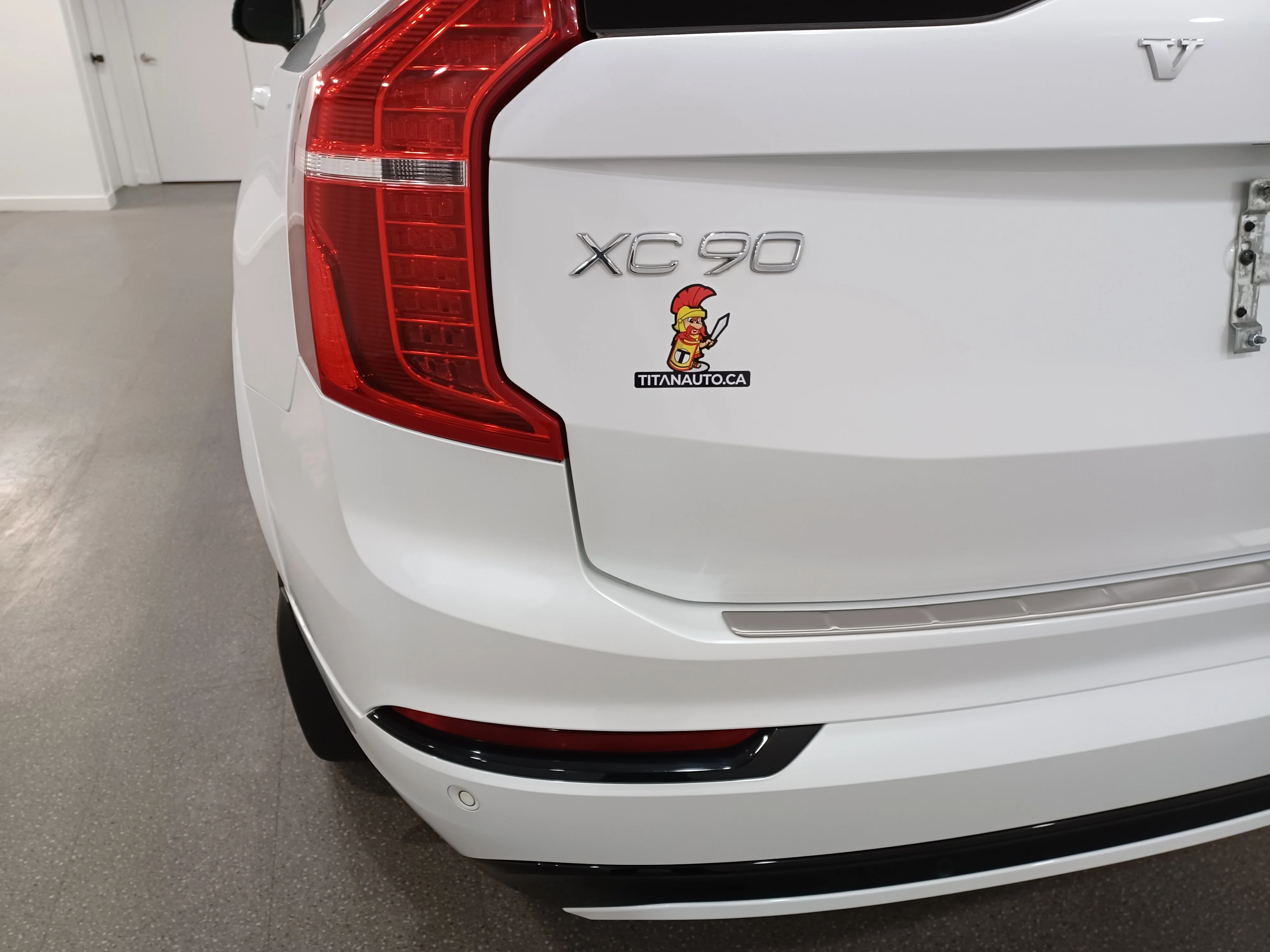 Certified Used 2022 Ice White Volvo T6 R-Design* 7 Pass | Adaptive Cruise | Heads Up Dsp | Nav | 360 Cam | Pano Roof | Htd Wheel image 22