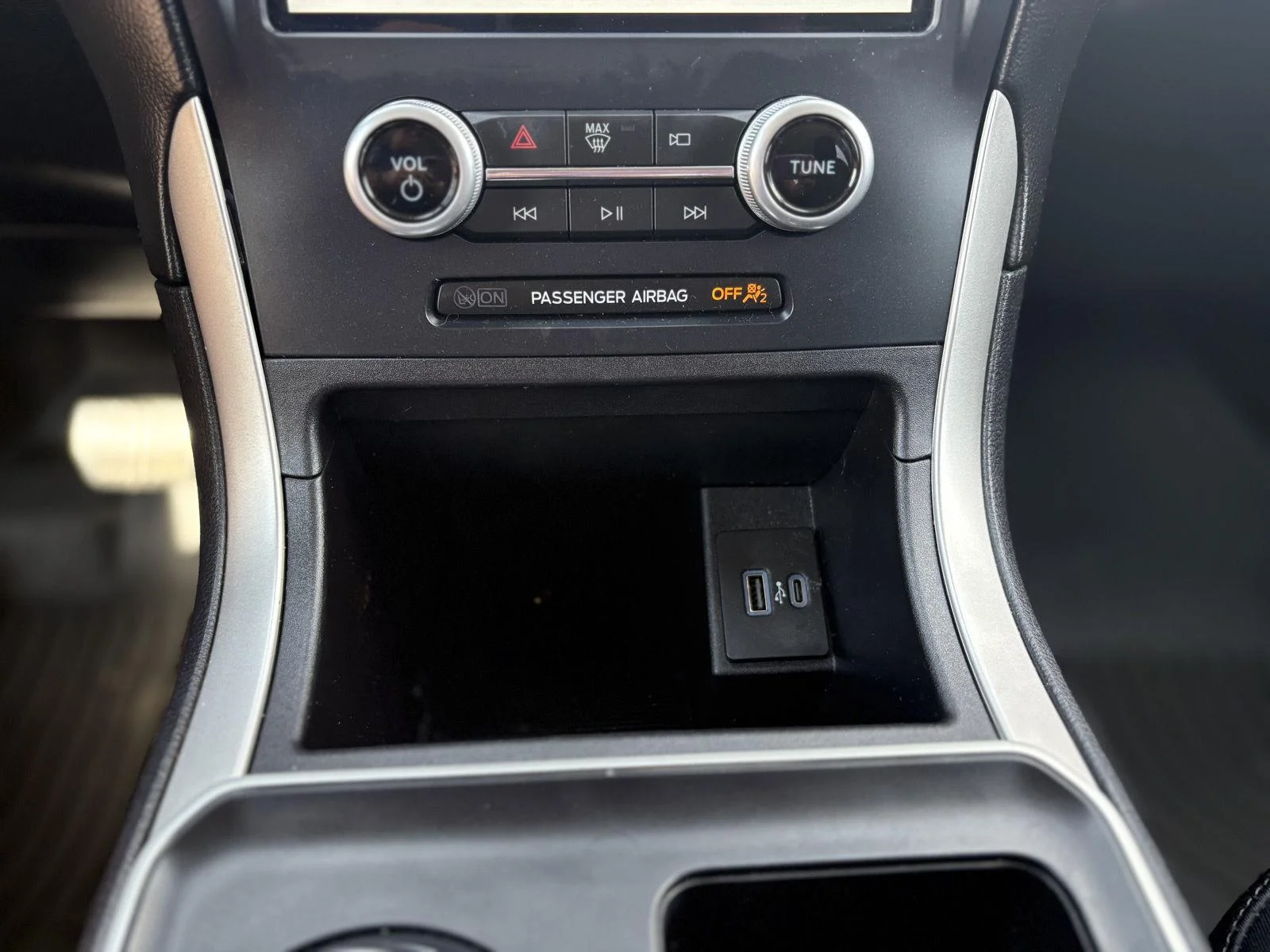 Used 2023 Agate Black Metallic Ford SE image 25