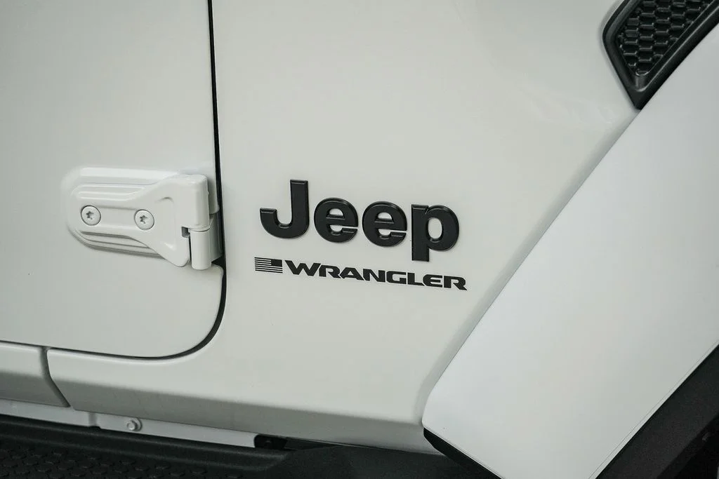 New 2026 Bright White Clear-Coat Exterior Paint Jeep Sahara image 9