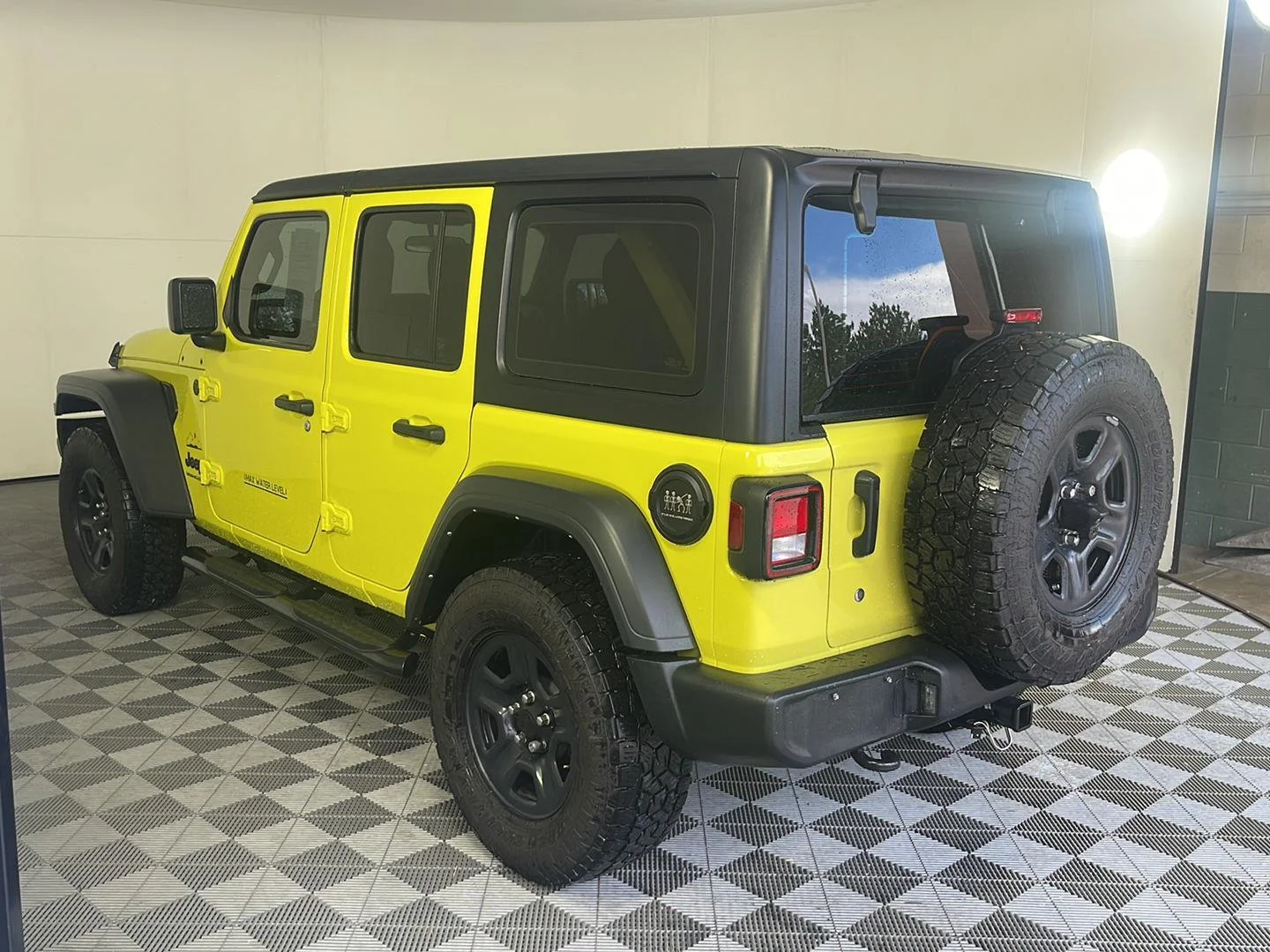 Used 2024 High Velocity Clearcoat Jeep Sport image 10