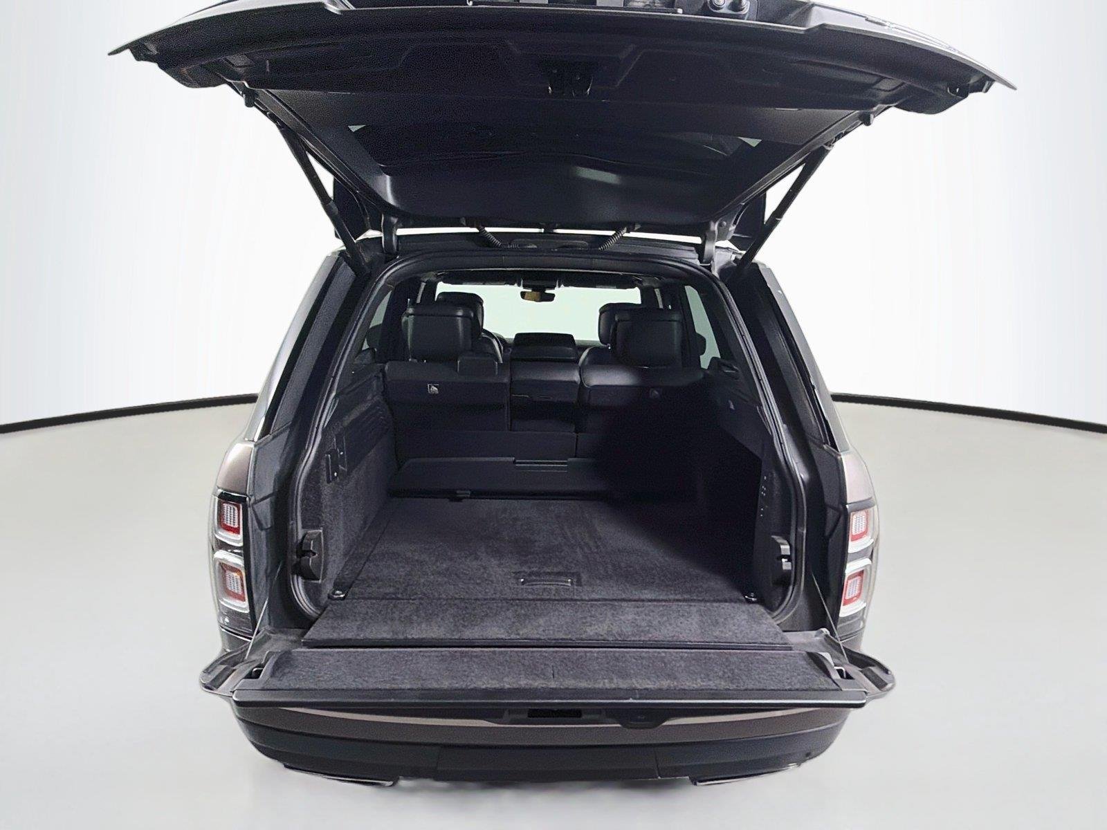 Used 2021 Scafell Grey Satin Land Rover SV Autobiography Dynamic image 28