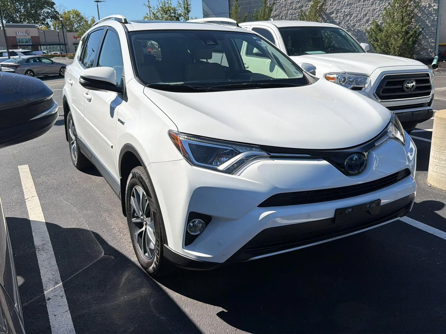 Used 2016 Super White Toyota XLE image 1