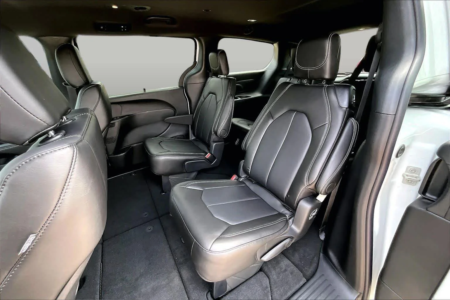 New 2027 Bright White Clear-Coat Exterior Paint Chrysler Select image 22
