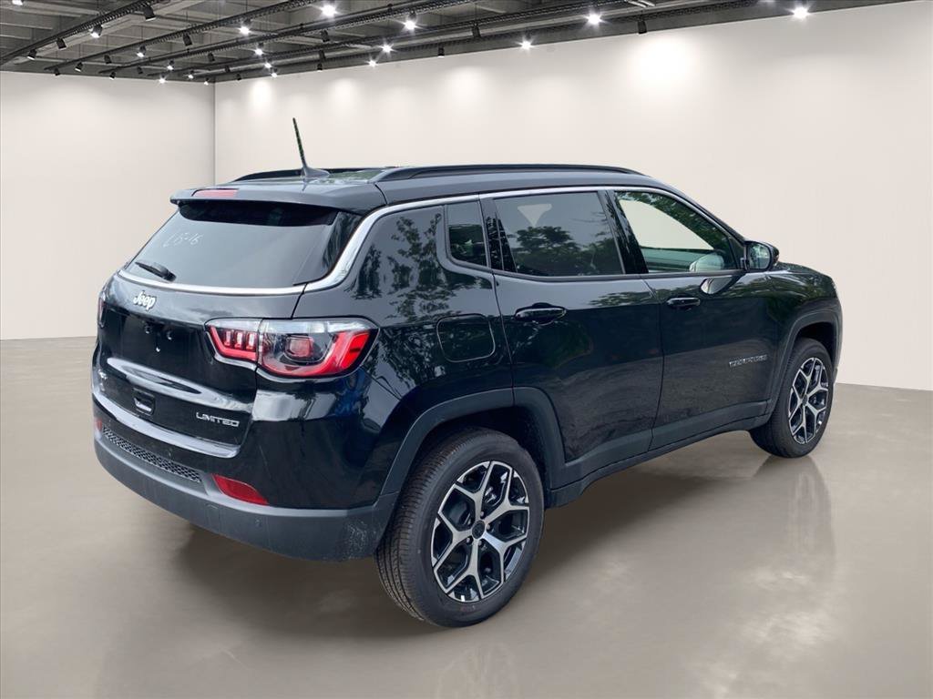 New 2026 Diamond Black Crystal Pearl-Coat Exterior Paint Jeep Limited image 4