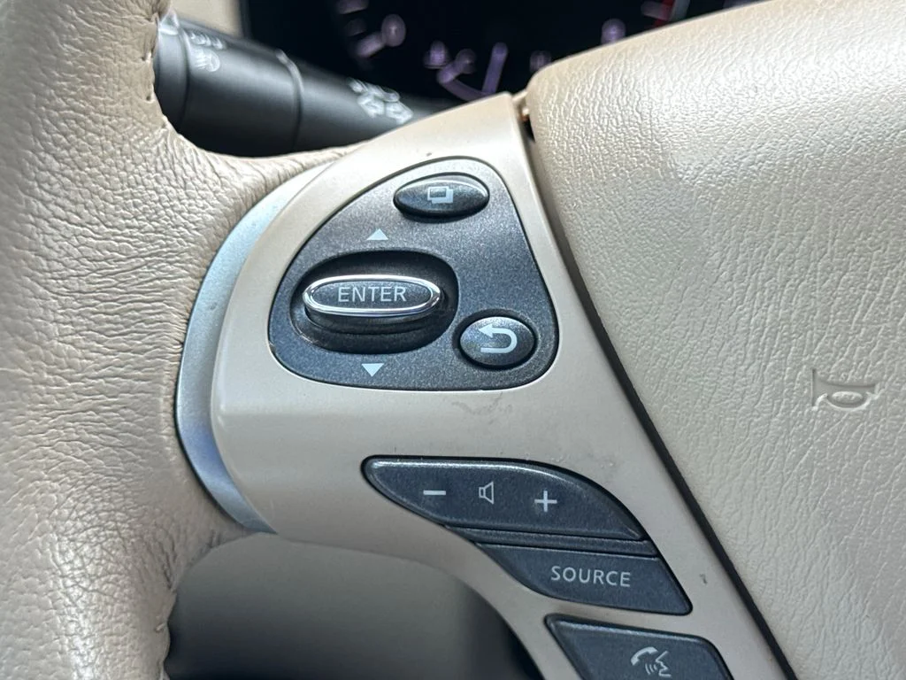 Used 2013 Arctic Blue Nissan SL image 29