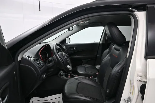 Used 2018 White Clearcoat Jeep Trailhawk image 9