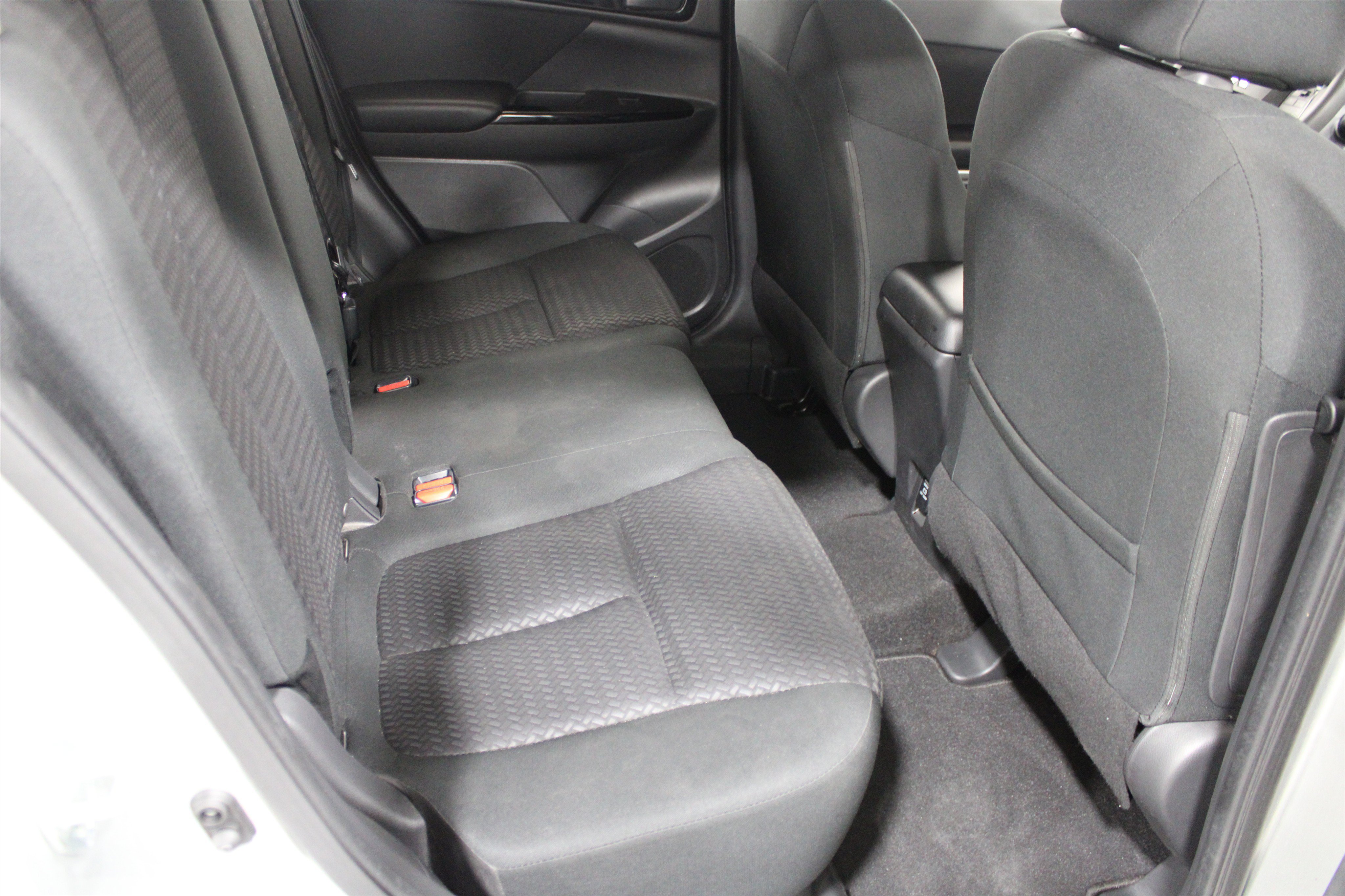 Used 2024 Alloy Silver Metallic Mitsubishi LE image 22