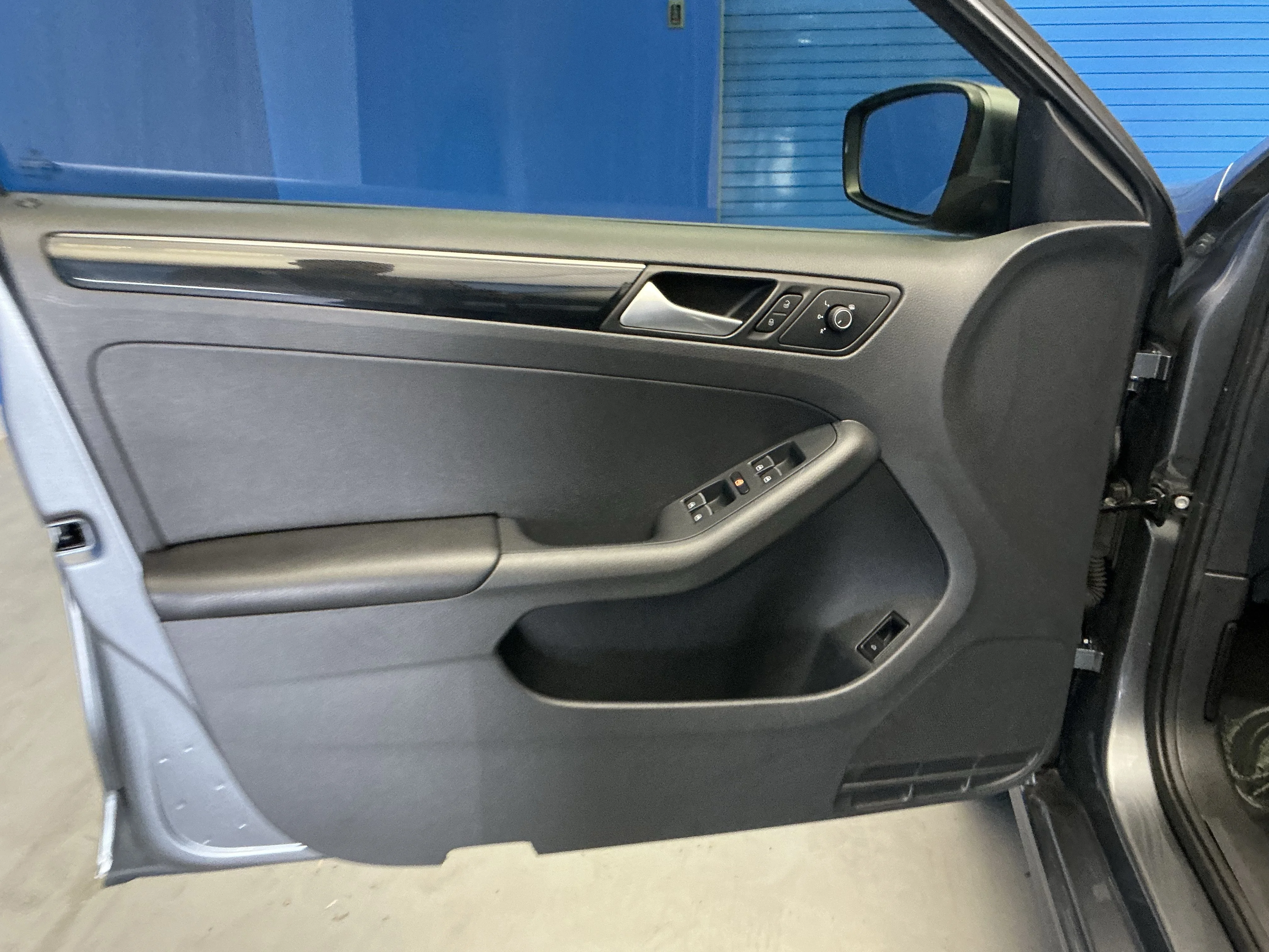 Used 2015 Platinum Gray Metallic Volkswagen 2.0L TDI SEL image 9