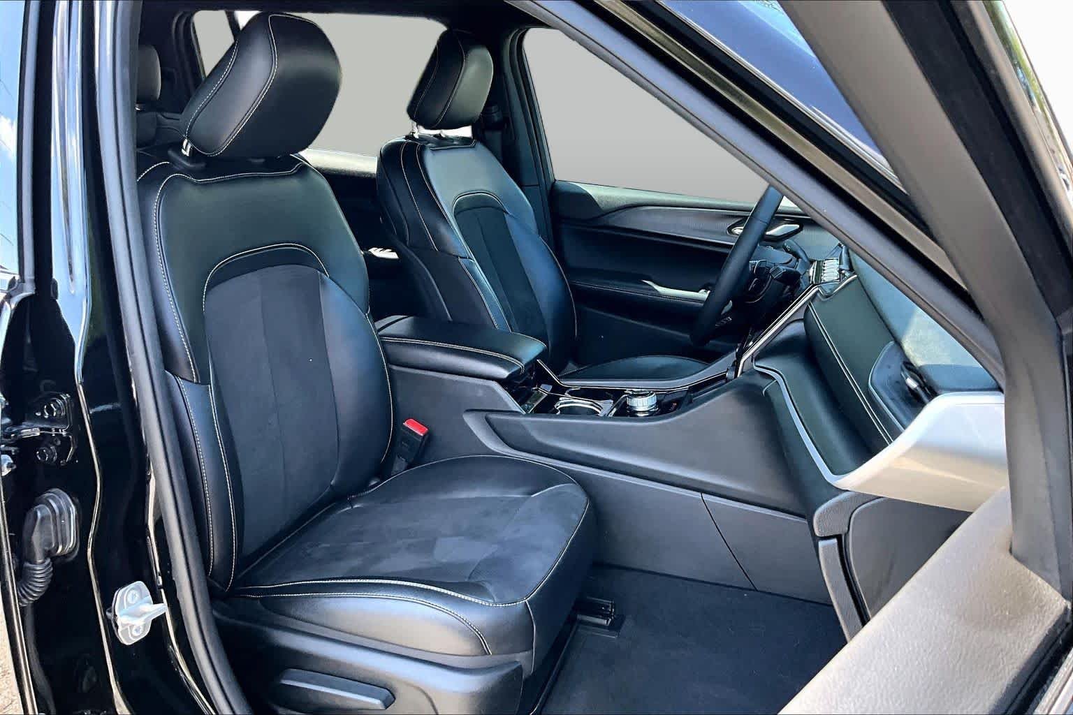 Used 2023 Diamond Black Crystal Pearlcoat Jeep Altitude image 9