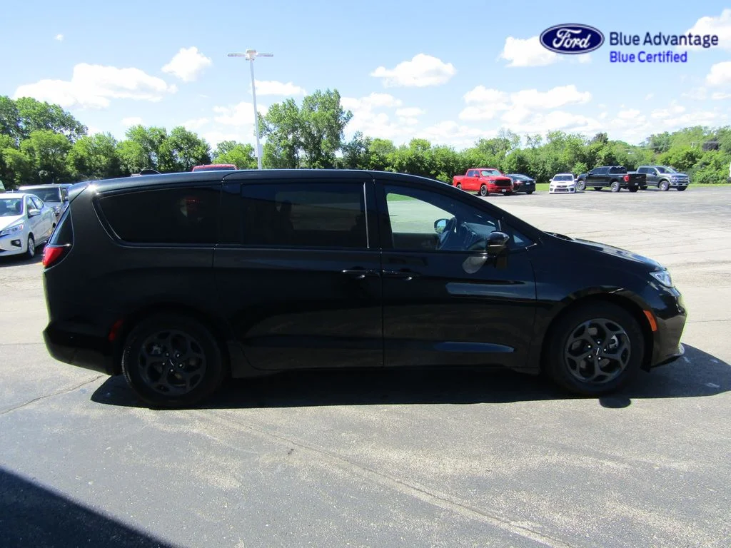 Certified Used 2022 Brilliant Black Crystal Pearlcoat Chrysler Limited image 18