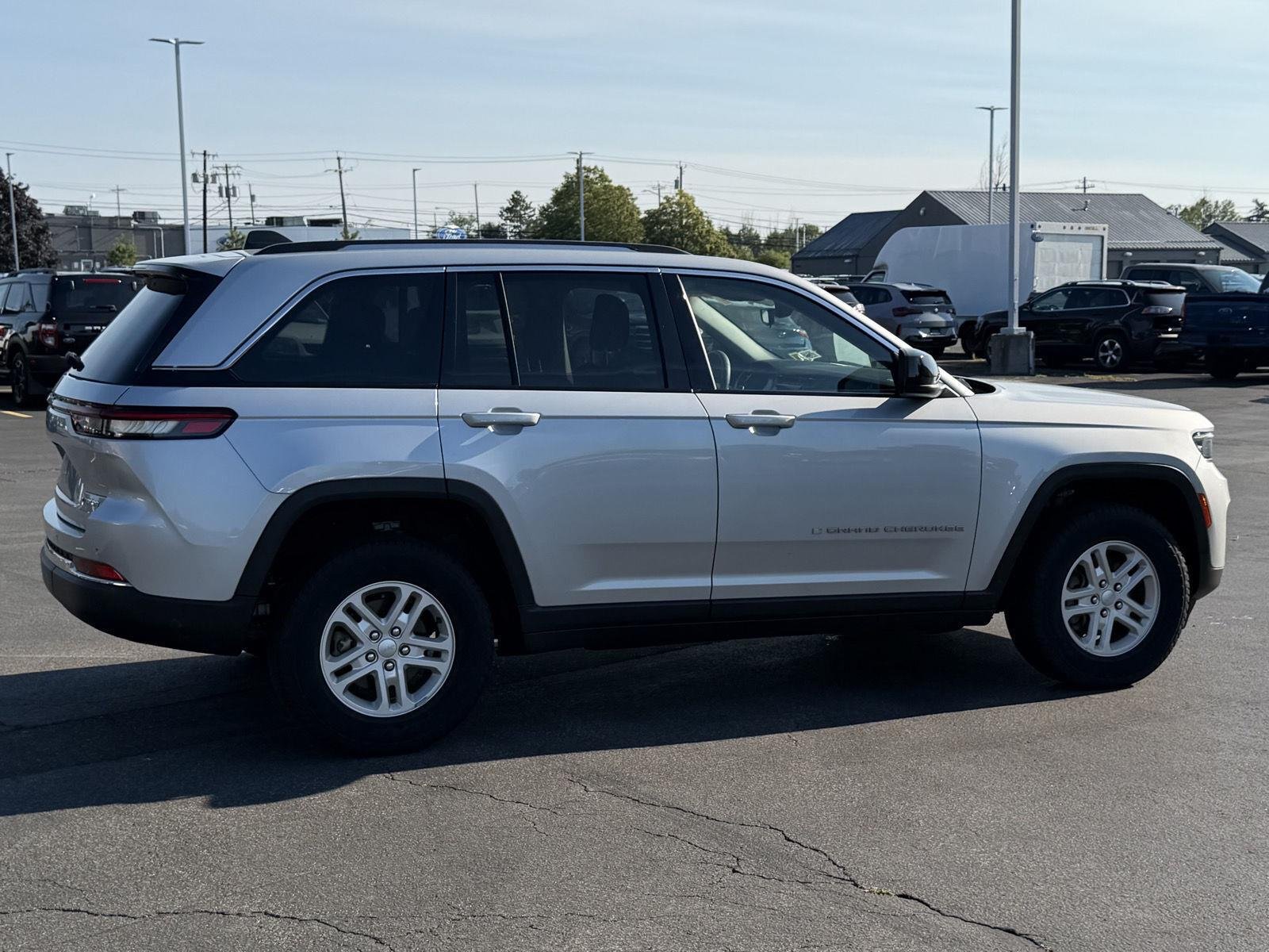 Used 2023 Silver Zynith Jeep Laredo image 5