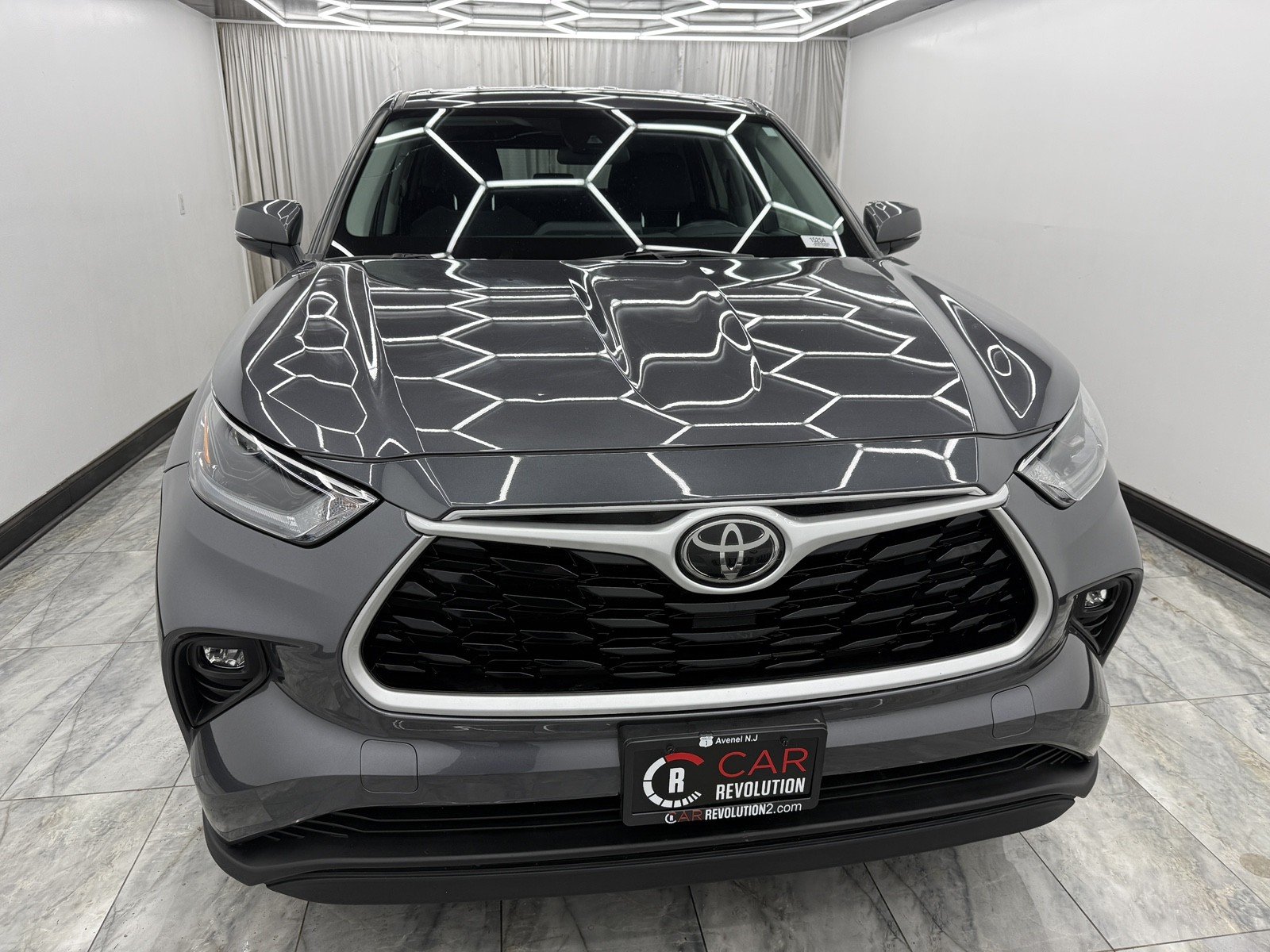 2021 Toyota Highlander LE photo 2