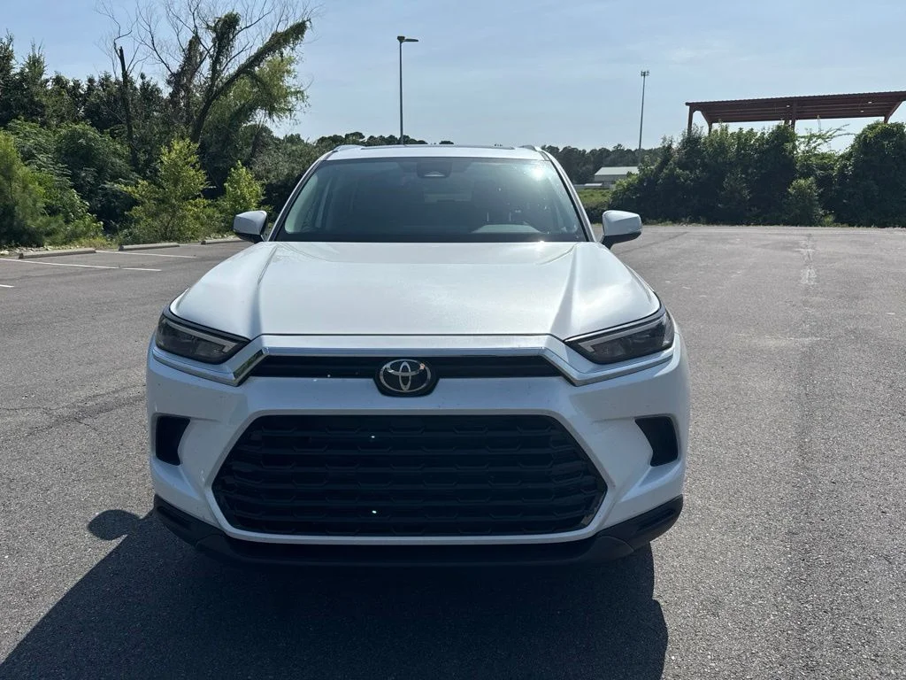 Used 2026 Pearl Toyota XLE image 4