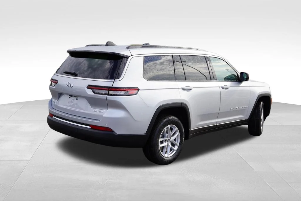 New 2026 Silver Zynith Exterior Paint Jeep Laredo image 3