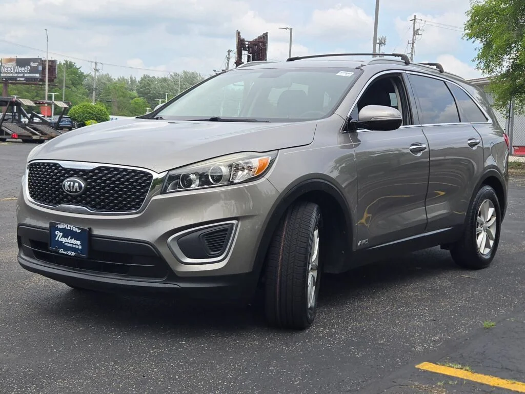 Used 2016 Silver Kia LX image 5