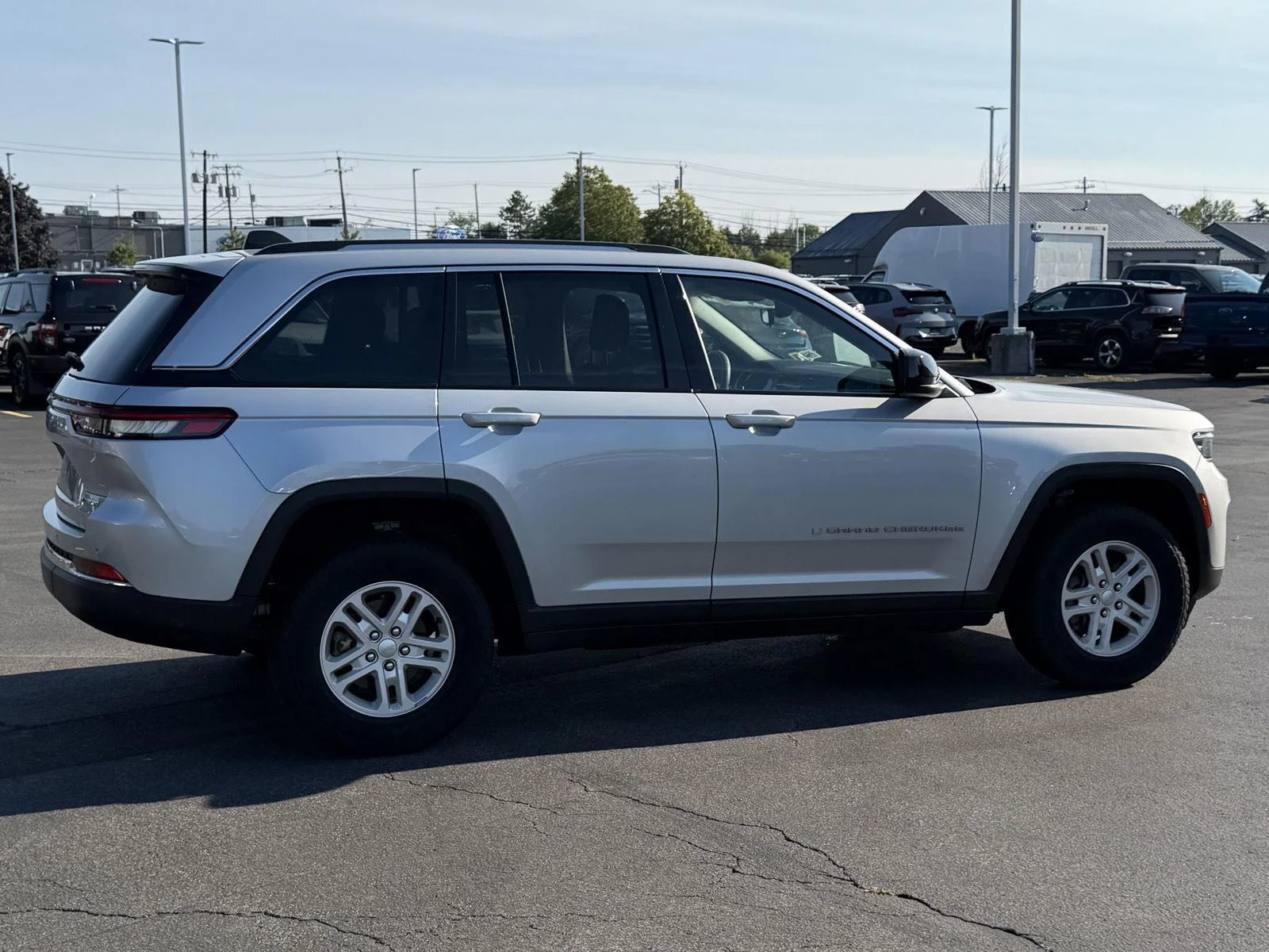 Used 2023 Silver Zynith Jeep Laredo image 5