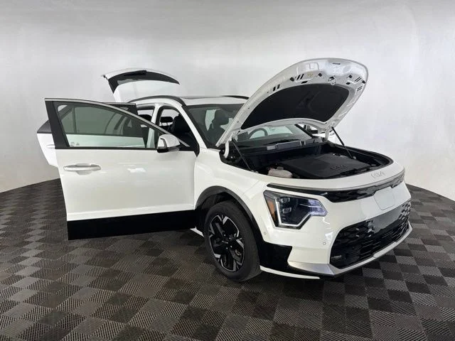 Used 2023 White Kia Wave image 14