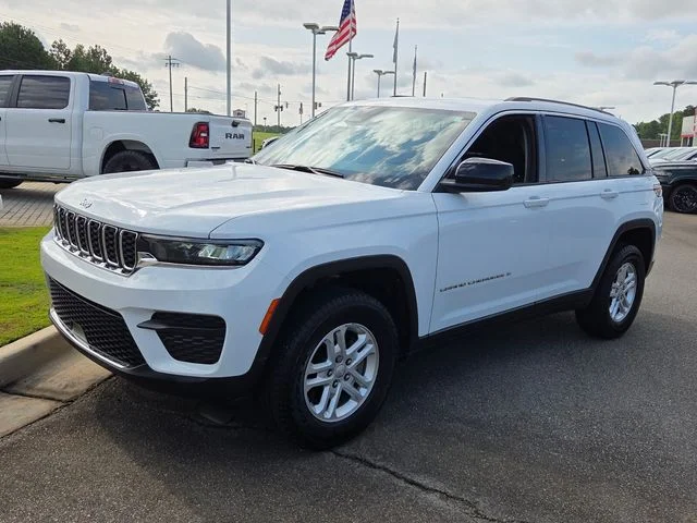 Used 2023 White Jeep Laredo image 3