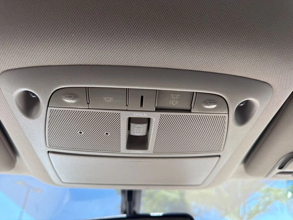 Used 2018 Pearl White Nissan SL image 27