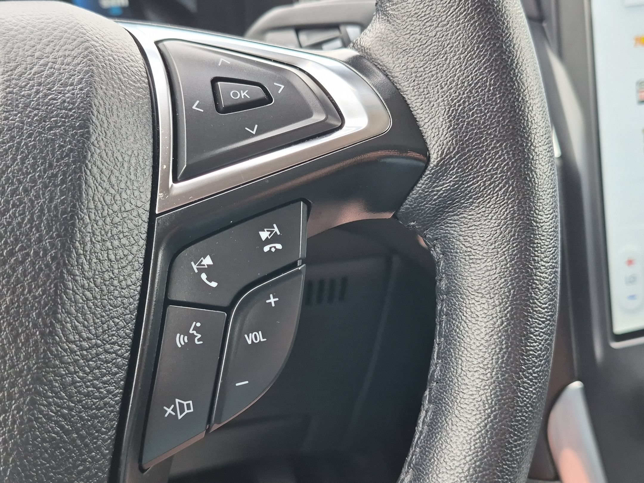 Used 2024  Ford Titanium image 18