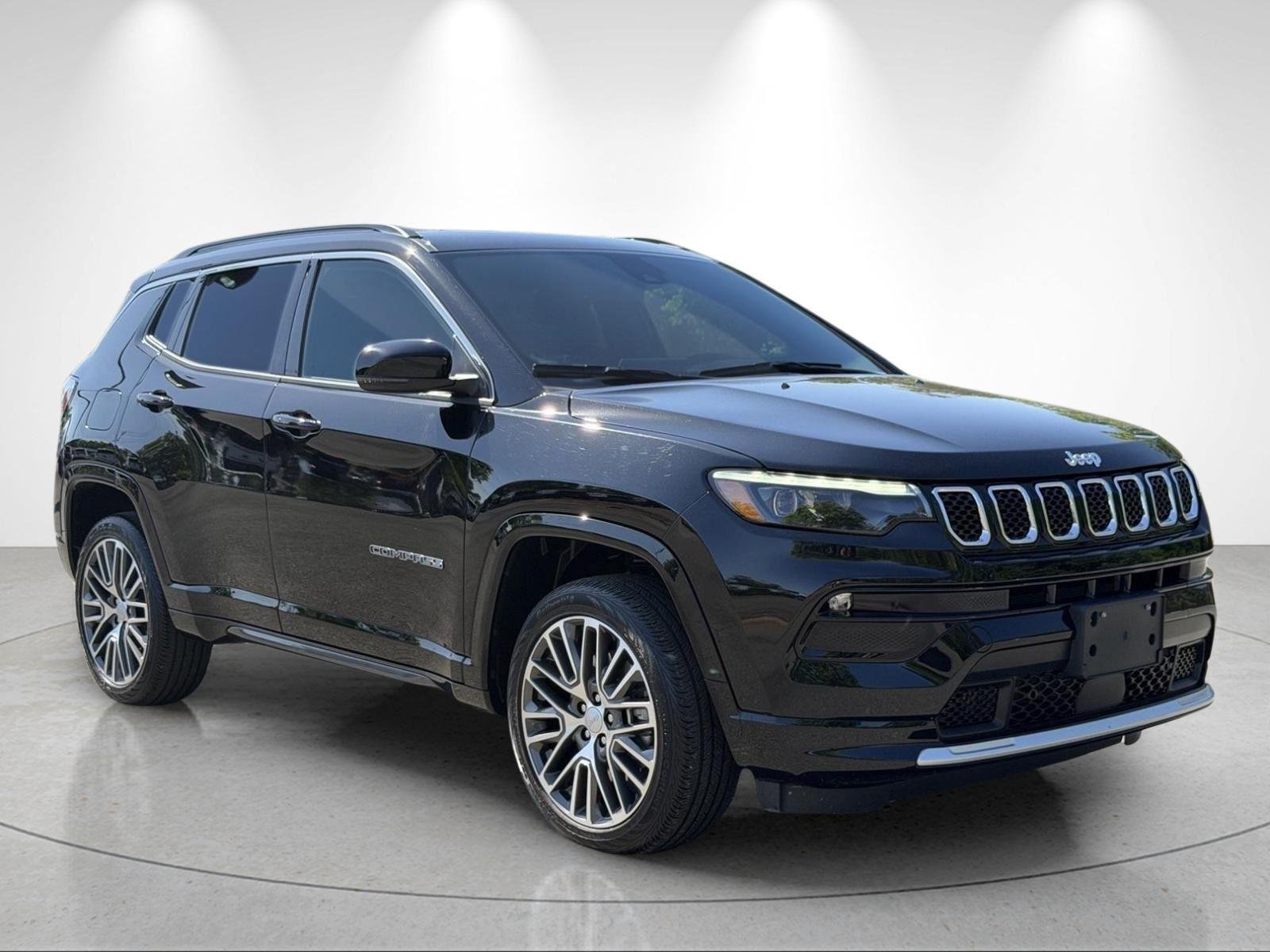 Used 2023 Diamond Black Crystal Pearlcoat Jeep Limited image 7
