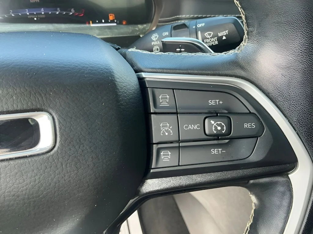Used 2021 Silver Jeep Laredo image 25