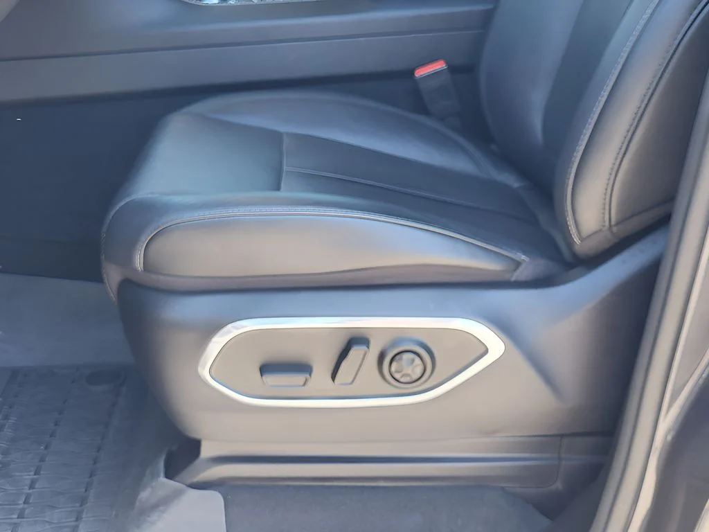 Used 2024 Baltic Gray Metallic Clearcoat Jeep Series III image 20