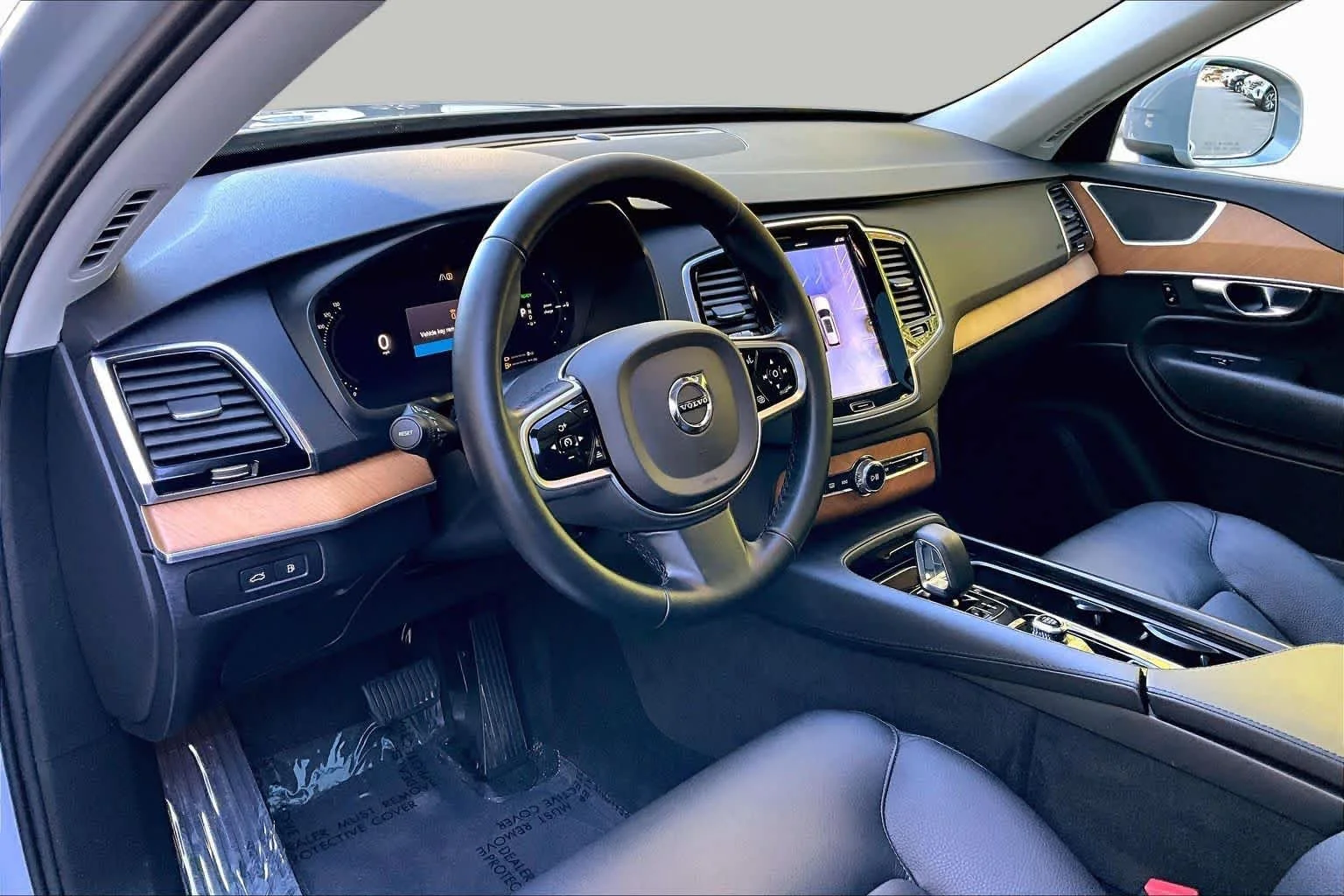 Certified Used 2025 Vapour Grey Volvo Plus image 17