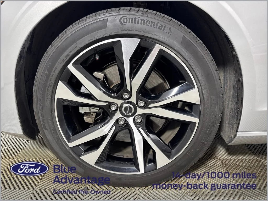 Certified Used 2025  Volvo B5 Core image 13