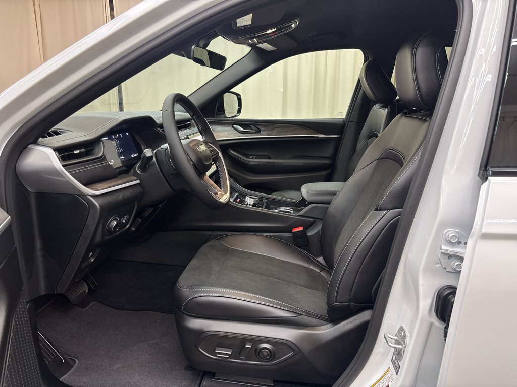 New 2027 Bright White Clear-Coat Paint Jeep Laredo image 13