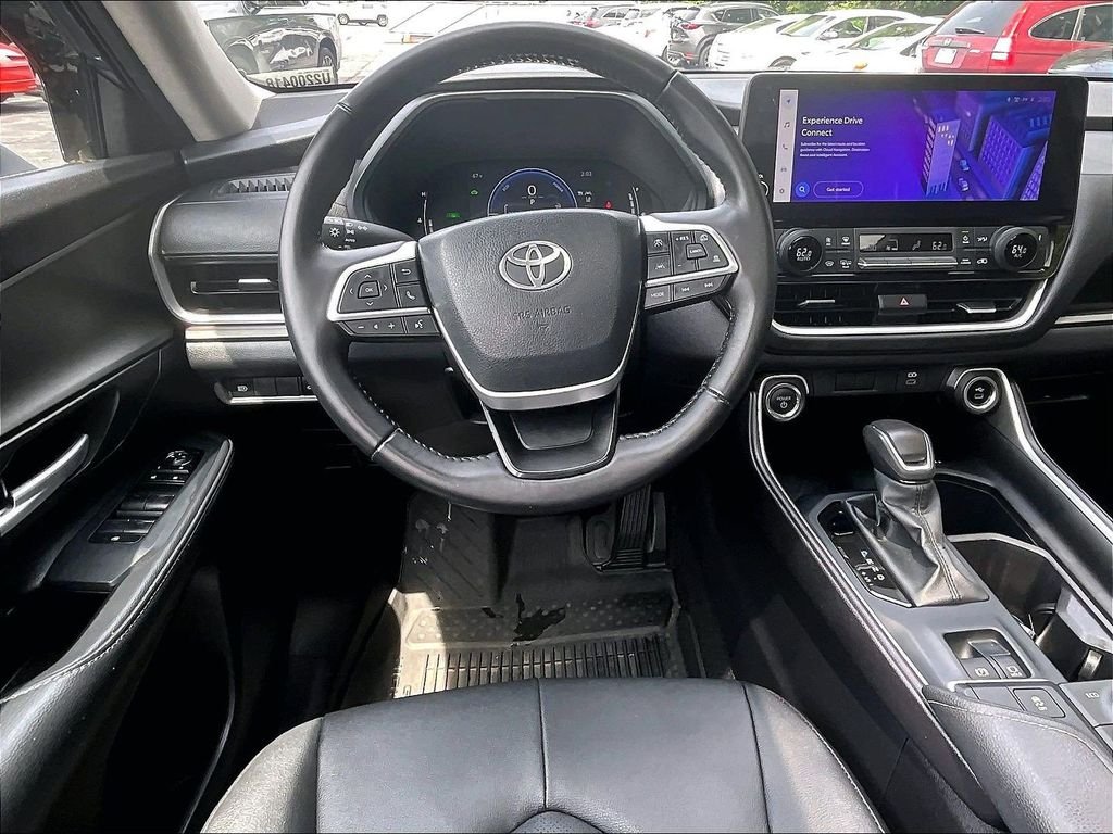 Used 2025 White Toyota XLE image 17