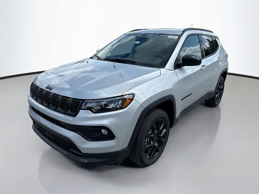 New 2026 Silver Zynith Metallic Clearcoat Jeep Latitude Altitude image 8