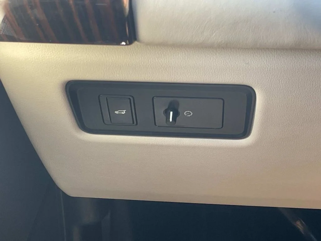 Used 2016 White Land Rover HSE image 29