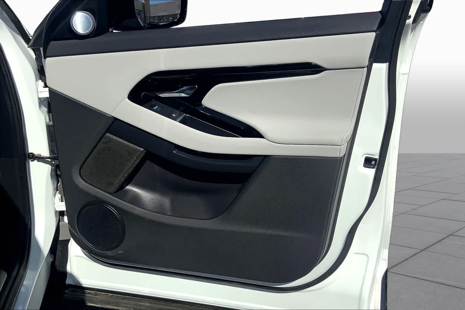 Used 2025 Fuji White Land Rover Dynamic SE image 22