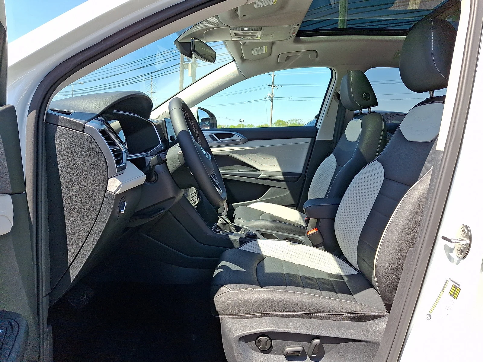 Used 2025 Pure White   0Q0q Volkswagen SEL image 14
